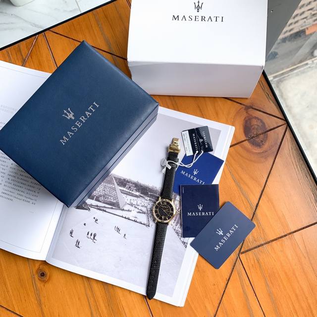专柜最新款玛莎拉蒂 Maserati独家首发石英女表到货，整体不锈钢材料打造，蓝宝石玻璃镜面，小巧精致女表表经34Mm，厚度9Mm 表盘有玛莎拉蒂的经经典log