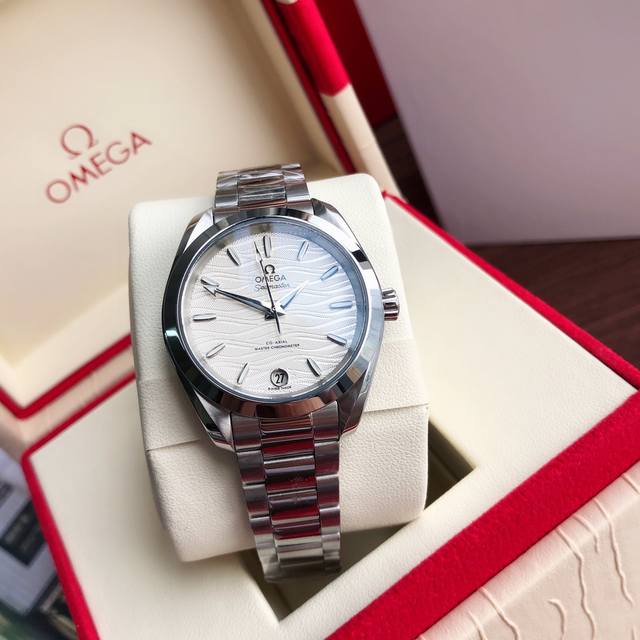 欧米茄海马系列女款，型号22010342002002表盘尺寸34Mm大小适中！表壳表带整体采用316L精钢材质，表壳也是经过了打磨拉丝抛光工艺处理，非常的具有质