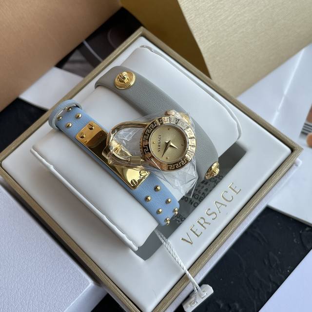 原单货～Versace 范思哲vedw美杜莎锁图标石英女士手表。表面直径21.5Mm 三种戴法：1、单戴. 2、加一条皮带当饰品戴. 3、链接，加长表带多绕一圈