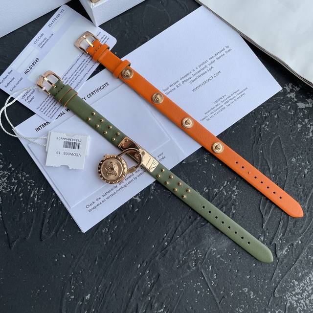 原单货～Versace 范思哲vedw美杜莎锁图标石英女士手表。表面直径21.5Mm 三种戴法：1、单戴. 2、加一条皮带当饰品戴. 3、链接，加长表带多绕一圈