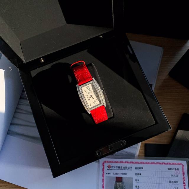 狠货来袭 大名鼎鼎的伯爵石英女款，十大名表之一，型号goa39191，直径～27Mm，酒桶形的表盘形状相对比圆盘表盘会显得更加独一无二的高级感！外镶双排vs真钻