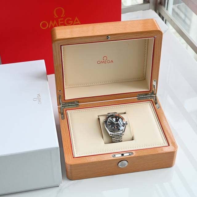 欧米茄海马系列2 442 02 一见钟情，再见痴情的海洋宇宙超强600米 四分之一橙，表盘尺寸43.5Mm 全自动8 工厂定制版机芯，完美复刻原厂功能全部一致