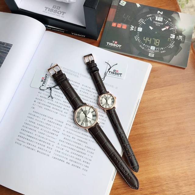 情人节批 天梭t122最新款石英超薄情侣对表，从腕间一隅到城市一角，将魅力四射的都市活力倾注于卡森臻我系列腕表中，以经典时尚的表款设计匹配当代都市青年简约优雅的