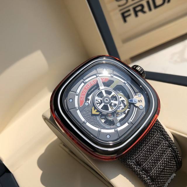 支持香港、美国直邮 一手现货 现货 早过专柜发售 原单七个星期五 Sevenfriday 型号sf-S1 03-X206 支持验货 最新颖设计 个人觉得最好看的