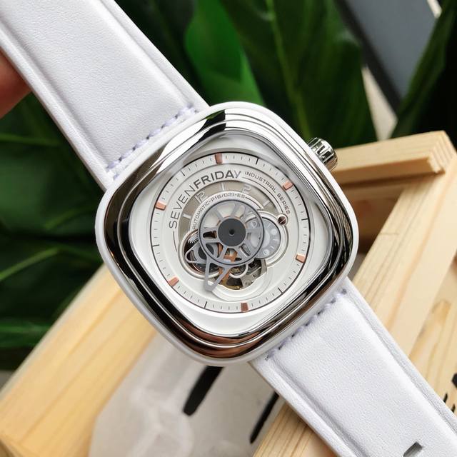 支持香港、美国直邮 浪漫白色圣诞节礼物！百分百原厂配件订单，质量过硬品名：七个星期五 Sevenfriday 型号：Sf-P1B 02 最近的大热款，尺寸：47