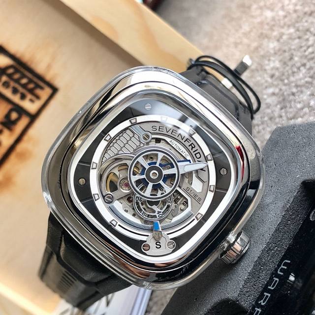支持香港、美国直邮 七个星期五 Sevenfriday机芯：原装日本西铁城82S7机械机芯镜面：强化蓝光玻璃表带：进口小牛皮带材料：高级316精钢鑫表壳尺寸：4