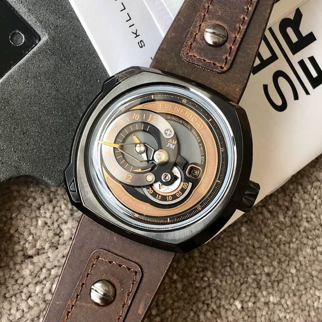 支持香港、美国直邮 七个星期五 Sevenfriday机芯：原装日本西铁城82S7机械机芯镜面：强化蓝光玻璃表带：进口小牛皮带材料：高级316精钢鑫表壳尺寸：4