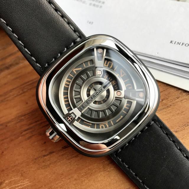 支持香港、美国直邮 七个星期五 Sevenfriday M1 03机芯：原装日本西铁城8215机械机芯镜面：强化蓝光玻璃表带：进口小牛皮带材料：高级316精钢表