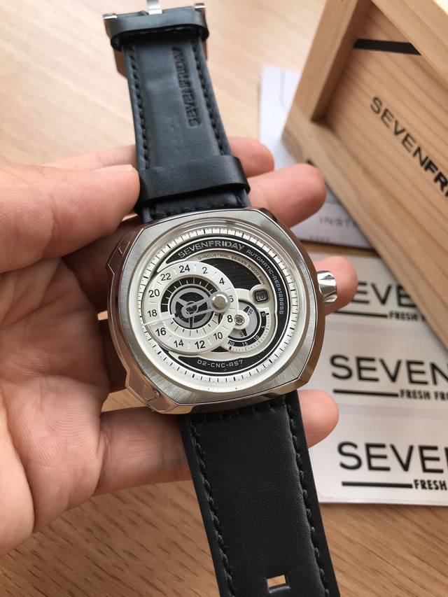 支持香港、美国直邮 原单七个星期五 Sevenfriday 型号：Sf-Q1 01-A327 尺寸：44.3X49.7Mm 厚28Mm 原装进口机械机芯 316