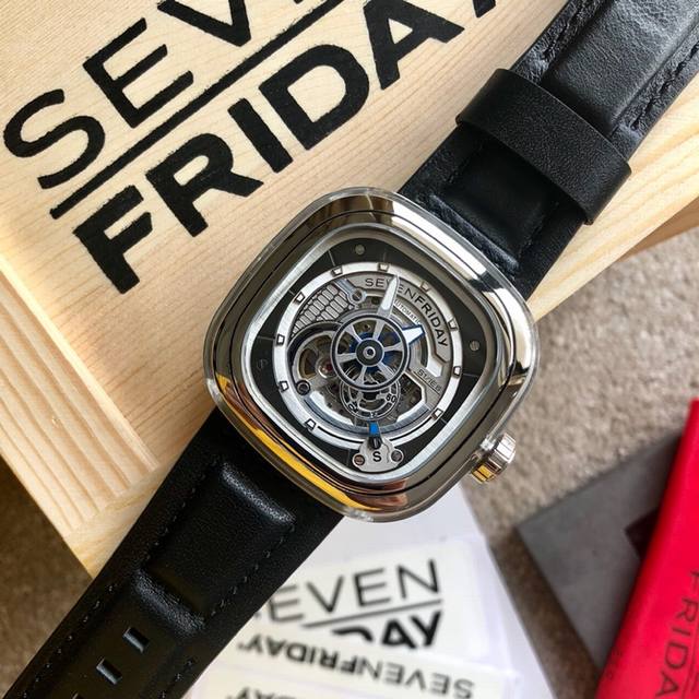 支持香港、美国直邮 七个星期五 Sevenfriday机芯：原装日本西铁城82S7机械机芯镜面：强化蓝光玻璃表带：进口小牛皮带材料：高级316精钢鑫表壳尺寸：4