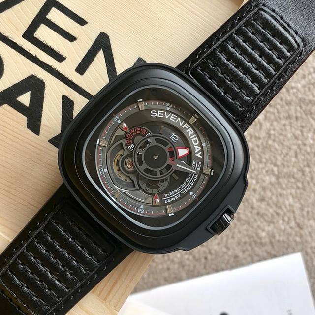 支持香港、美国直邮 七个星期五 Sevenfriday机芯：原装日本西铁城82S7机械机芯镜面：强化蓝光玻璃表带：进口小牛皮带材料：高级316精钢鑫表壳尺寸：4
