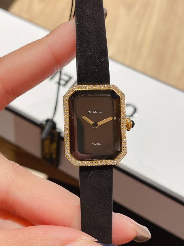 金色 钻50 V2版本，细节全面升级香奈儿 Chanel Première Velours 系列-编号h6125-腕表。表盘上没有秒针，没有数字，也没有时标，令