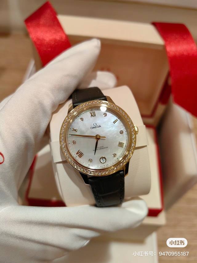 钢带 Omega欧米茄碟飞系列32Mm女士石英腕表！吸引了众多忠实支持者。此系列表款风格简约，外观雅致华美，彰显着引人瞩目的隽永美感低调朴实无华，却又细腻耐看，