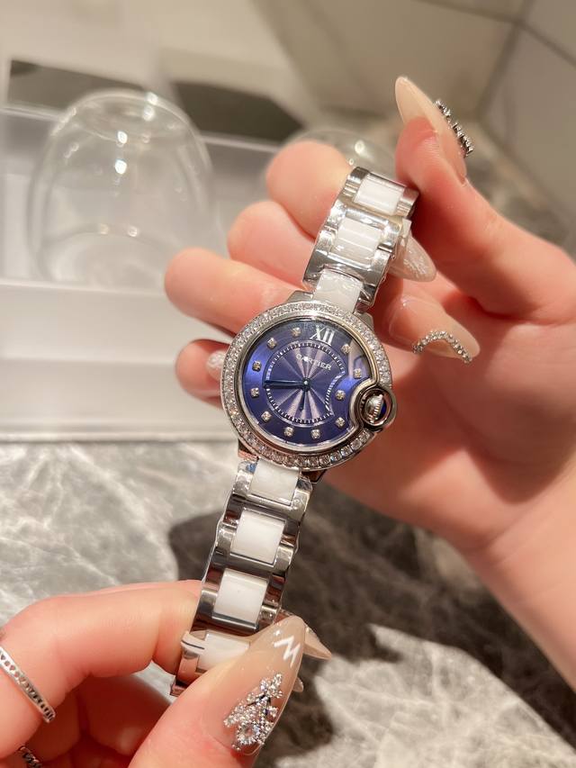 白 .金 新款时尚石英女款 卡地亚 设计用心百搭耐看佩戴舒适爆款篮气球，光圈有光泽感，钻圈有珠宝气。采用进口石英机芯，搭配最时尚陶瓷间钢带，华丽独特却不繁复，整