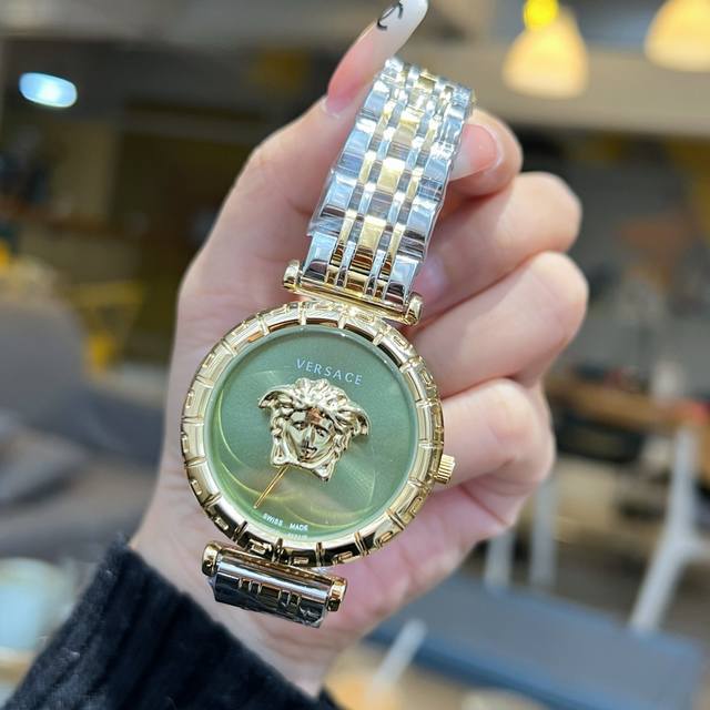 范思哲 新款 Virtus Mini表径32Mm，以表盘上virtus巴洛克雕饰强调品牌的个性设计，优雅雕刻花边设计与不羁共存的时尚力量，魅力不会被时间埋没。双