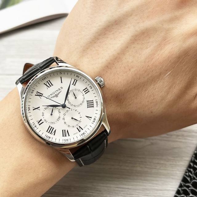 白壳 金壳 钢带20 最新 ：浪琴 三针多功能设计 类型 ：精品男士腕表 表带 ：真牛皮表带 316精钢表带 舒适耐用 机芯 ：高端全自动机械机芯 镜面 ：矿物