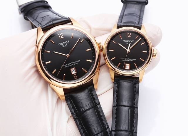 白 . 金20. 钢带20. 品牌：天梭tissot 型号：T099情侣款 系列：杜鲁尔系列 尺寸：42Mmx11Mm，32Mmx11Mm 表镜：蓝宝石玻璃镜面