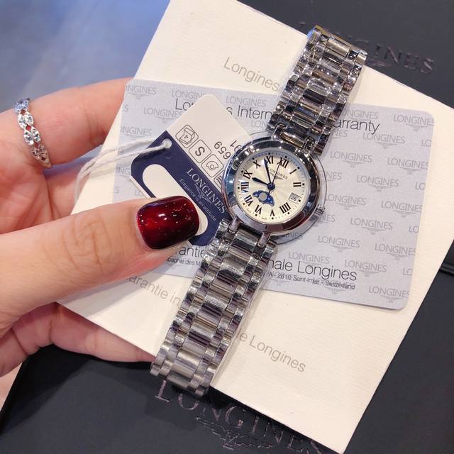 镶石10。 浪琴 心月系列 浪琴心月系列是银色之星！316精钢表带，璀璨流溢的钻石，为腕表更添动人风采。其魔幻般的优雅吸引着所有倾情于现代精致优雅风尚的女性 ，