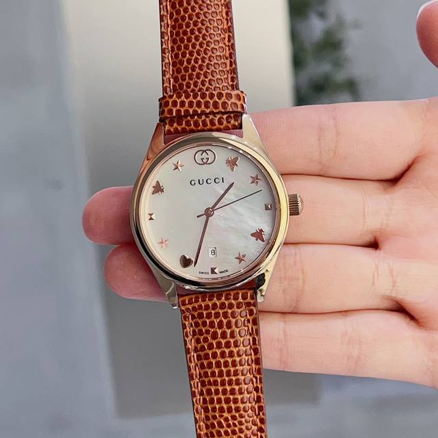 实拍 2023最新款古驰时尚潮流款 这款超美蜜蜂面腕表采用了高质量金钢表盘 搭配品牌标志性的cucci蜜蜂形状刻度，打造出众的g-Timeless腕表配用是造型