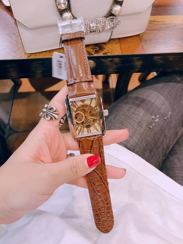 阿玛尼机械 男士休闲款 纯牛皮表带！！质量特别好 直径：41Mm