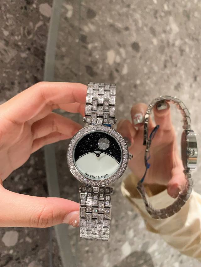钢带满钻 ，表壳表带全满钻 满天星带官网版van Cleef & Arpels 梵克雅宝系列：真日月星辰功能腕表。星空月相日月交替可以转动 女神女表 戴上它等于