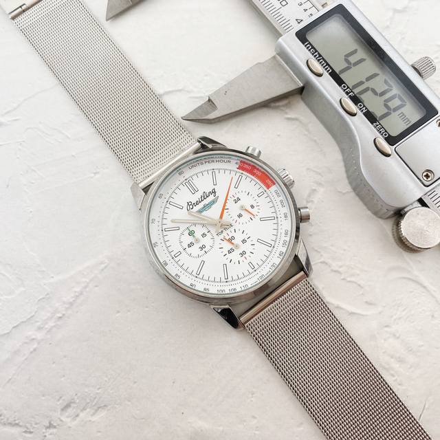 品牌：百年灵 多功能计时最新运动款，矿物质玻璃，316L精钢，表径42Mm、厚度10Mm！蓝宝石玻璃镜面防水300米！专柜全套包装，商务型，送礼，自戴都不错全系
