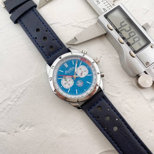 品牌：百年灵多功能计时最新运动款，蓝宝石玻璃，表盘圈口可转动。316L精钢，表径42Mm、厚度 Mm！蓝宝石玻璃镜面防水 0米！专柜全套包装，商务型，送礼，自戴