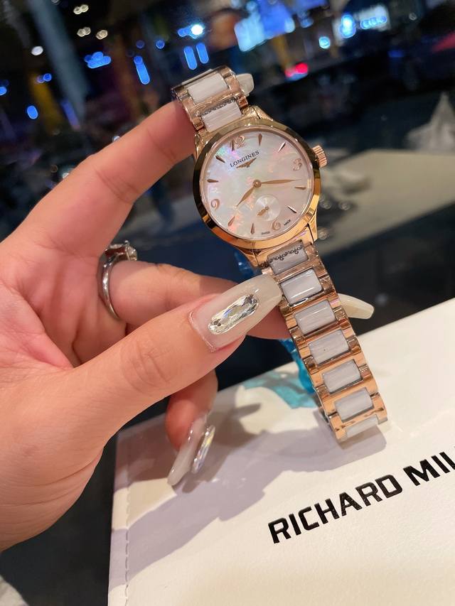 新款 白 金 钻30 浪琴-Longines. 最新气质女表 搭载原装进口石英机芯，珍珠贝表盘，水晶镶钻精致雅典，闪亮而不单调，316精钢表壳 ，蓝宝石玻璃尺寸
