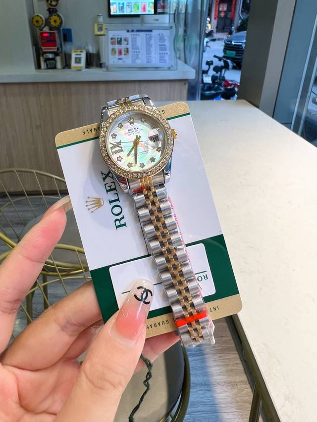 新款推荐钻圈 劳力士 28Mm精致小表螺旋后盖 女款五角星钻面 爆款推荐 设计显出独特高贵优雅女神气质！316精钢搭配蝴蝶扣，不显浮华的风格广受女神喜爱，逐渐深