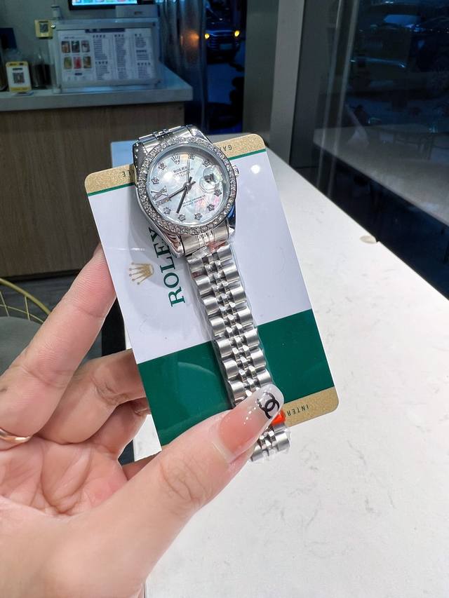 新款推荐钻圈 劳力士 28Mm精致小表螺旋后盖 女款五角星钻面 爆款推荐 设计显出独特高贵优雅女神气质！316精钢搭配蝴蝶扣，不显浮华的风格广受女神喜爱，逐渐深