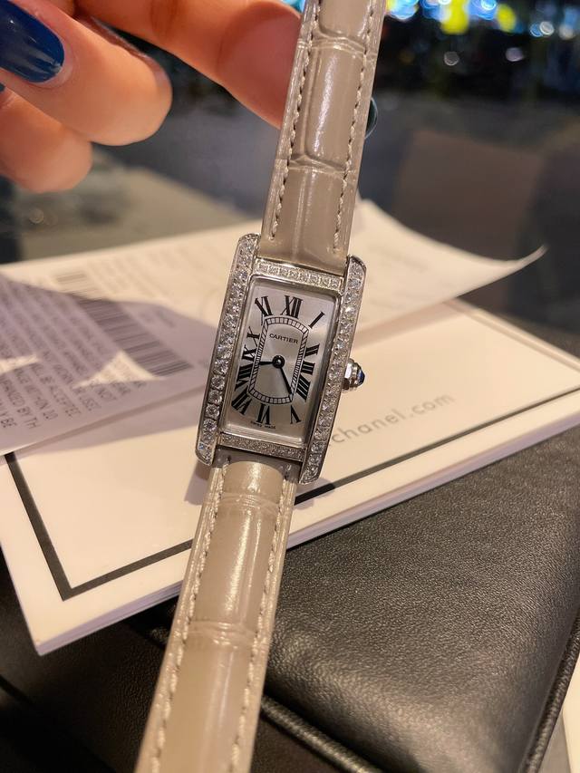 白 金 钻30 卡地亚-Cartier Tank Américaine腕表，小号表款，采用蓝宝水石晶镜面，瑞士石英机芯。原版开模，精钢表壳，八角形表冠，镶嵌一颗