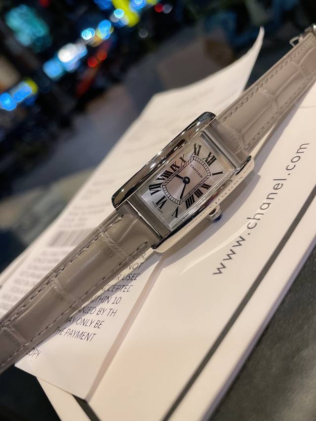 白 金 钻30 卡地亚-Cartier Tank Américaine腕表，小号表款，采用蓝宝水石晶镜面，瑞士石英机芯。原版开模，精钢表壳，八角形表冠，镶嵌一颗