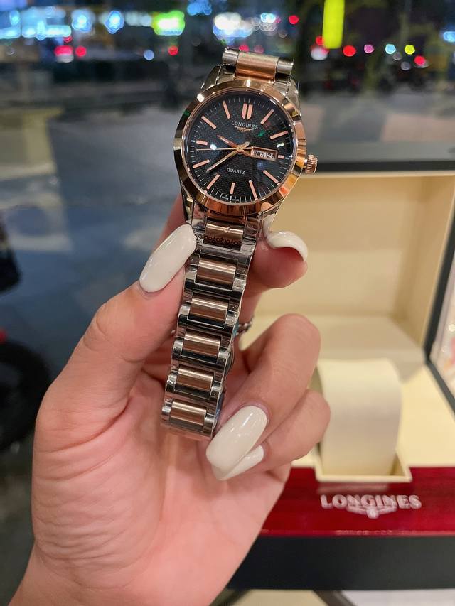 浪琴表结合女性材质与动感线条 打造出全新康柏系列 Conquest Classic 腕表 新款腕表仍然忠实于该品牌的标志性优雅气质 该系列腕表采用进口日本石英机