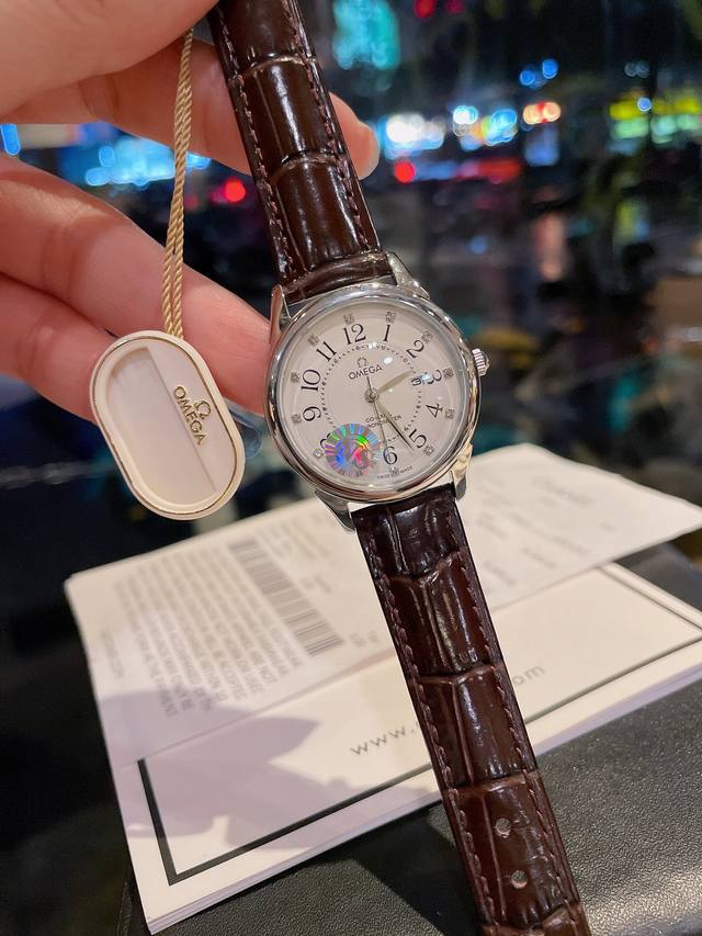 白 金 钢带+20 钻圈+20 欧米茄-Omega 女士腕表 进口石英机芯 316L精钢表壳 直径34Mm厚8Mm该款腕表备受女性喜爱，四季衣服搭配，尽显优雅在