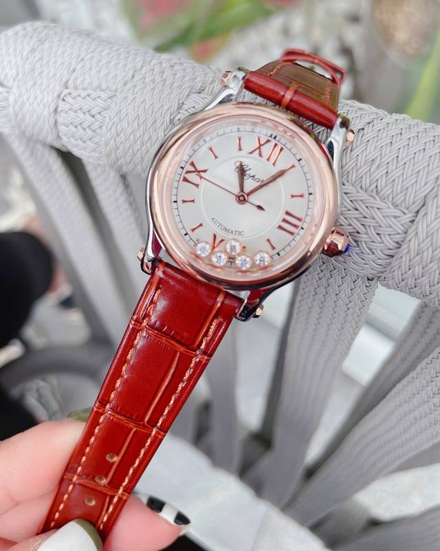 最新配色萧邦快乐钻 Happy Diamonds 作为萧邦最热门最畅销的系列一直以细腻的手法诠释萧邦标志性灵动钻石的概念，此系列作品柔美而时尚，表盘内的钻石滚珠