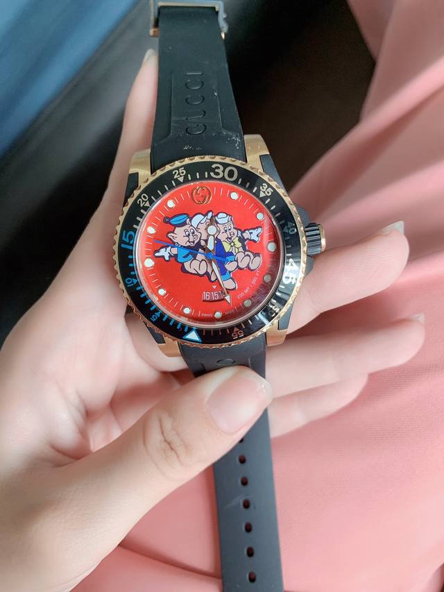 古驰 Gucci Dive 系列腕表。中性休闲风格，释放运动热情、酷感十足，结合精湛工艺，点亮摩登新风尚、记录璀璨瞬间。 该系列以休闲风格的浮凸标识橡胶表带搭配