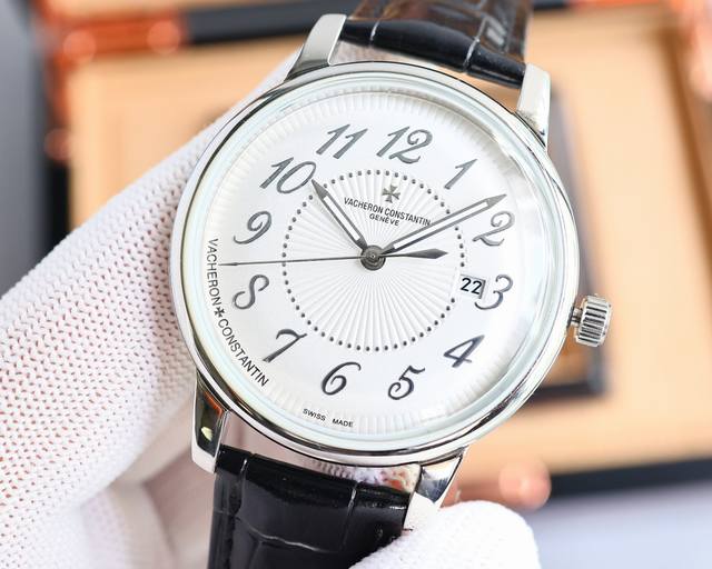 白 金 江诗丹顿传承系列腕表升级版！该表搭载由原装9015。让表更显纤薄，频率为每小时振动28,800次对表壳的四个角弧度进行改善，表盘颜色弧度更契合，表盘打磨