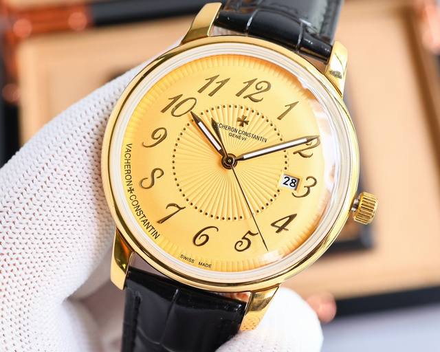 白 金 江诗丹顿传承系列腕表升级版！该表搭载由原装9015。让表更显纤薄，频率为每小时振动28,800次对表壳的四个角弧度进行改善，表盘颜色弧度更契合，表盘打磨
