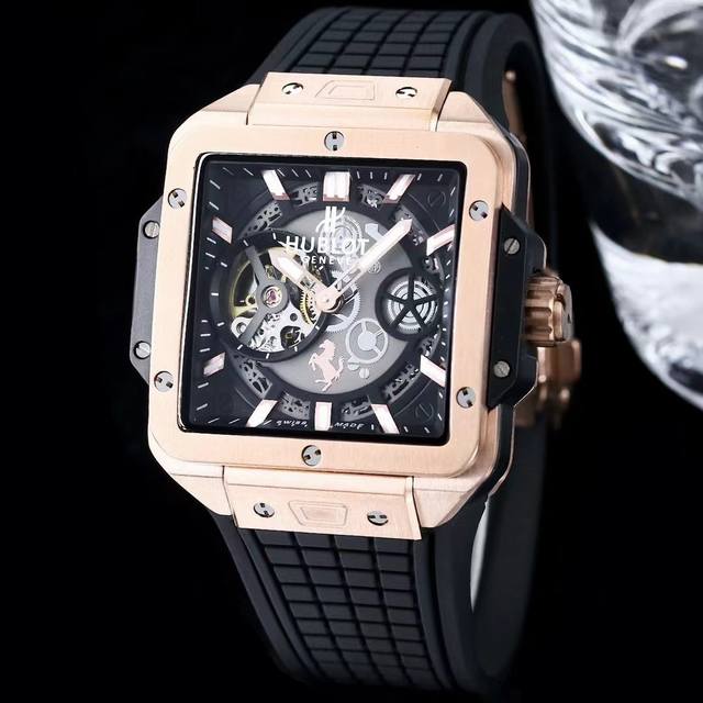 白 玫 Hublot 宇舶 秉承“敢为先锋，独树一帜”的品牌理念，推出新款宇舶表square Bang Unico系列 独特的方形设计表盘 采用进口九字位镂空飞