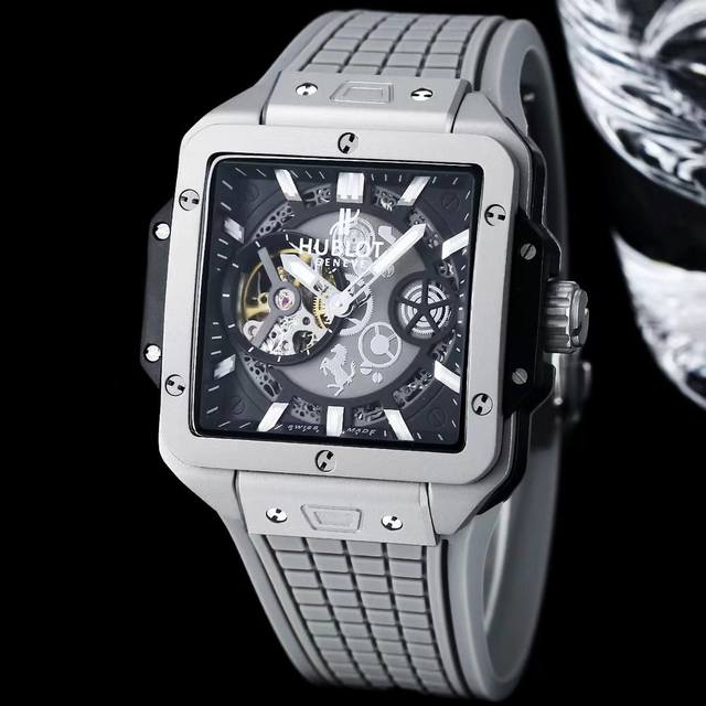 白 玫 Hublot 宇舶 秉承“敢为先锋，独树一帜”的品牌理念，推出新款宇舶表square Bang Unico系列 独特的方形设计表盘 采用进口九字位镂空飞