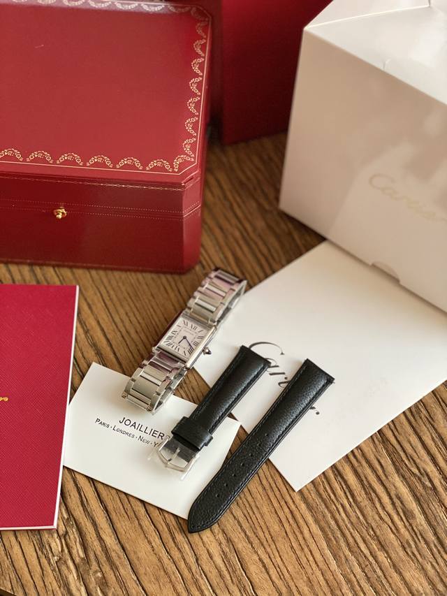 多送1套牛皮表带 2022年卡地亚全新推出的tankmust腕表。It Must Be A Tank在所有经典的卡地亚坦克腕表里面，如果要拥有一只作为日常每天戴