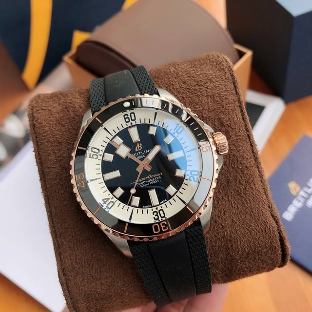 最新到货！百年灵超级海洋系列 极致的美感和霸气 ！！！高亮陶瓷圈口、电镀刻标 、严格要求按原厂工艺执行 立体感极强的logo和极致的线条感 带来视觉上的享受 。