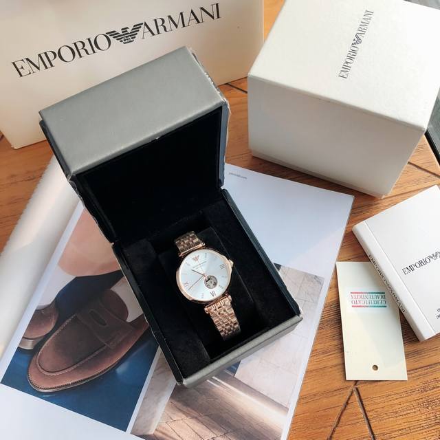 阿玛尼ar60023 玫瑰金镂空透视自动机械表 ！ 镂空透视窗，质感指针、利落线条大气跃然于手！白色表盘搭配316钢带表链大气又美观！ 生活防水30米。无佩戴支