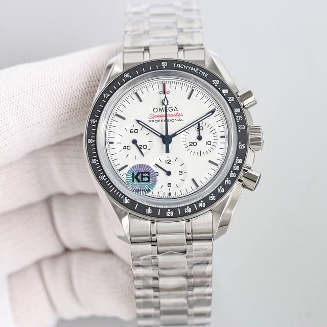 胶带 钢带 欧米茄超霸系列月球盘全新登录 310.30.42.50.04.001 白盘款 一个比较大亮点是白色表盘搭配红色“Speedmaster”字样。白色表