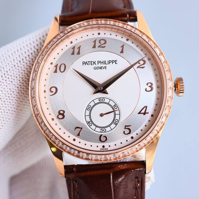 白壳 玫金 带钻加50 新品 百达翡力，正装表王震撼登场。完美还原表中王者的独特质感和简约格调。 精彩细节 1.腕表尺寸数据完美吻合正品，佩戴轻便，还原正品体验