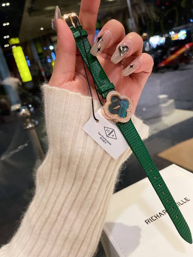 白 金 梵克雅宝 四叶草 Clover ，它的花语是幸福。第一片叶子代表希望 Hope ；第二片叶子代表信心 Faith ；第三片叶子代表爱情 Love ；第四