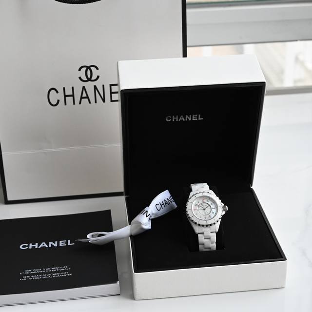 Chanel 作为最有代表性的腕表之一！这几年j12的势头真的是越来越火，买表最重要的就是腕表的颜值，天天都要戴的一块表如果不好看那可不行显然j12是很多人心目