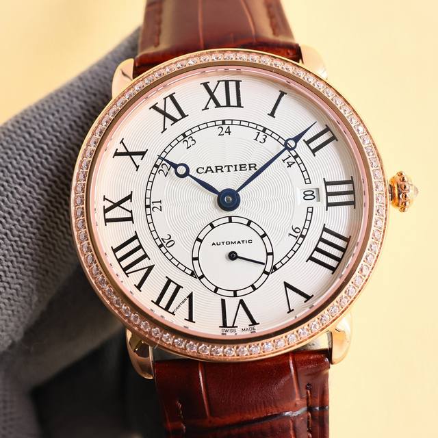白壳 金壳 钻50 台湾厂出品，精品复刻，敬请品鉴。 Tw 推出系列 Ronde De Cartier 男士腕表采用 Cal.1904 机芯 动力储备 48 小