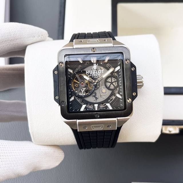 白 金 Hublot 恒宝 秉承“敢为先锋，独树一帜”的品牌理念，推出新款宇舶表square Bang Unico系列 独特的方形设计表盘 采用进口机械机芯精准