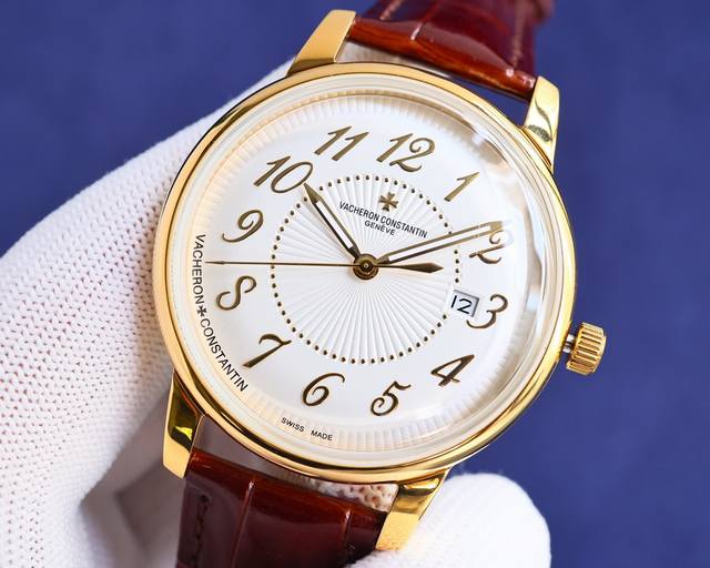 经典来袭：白 金 江诗丹顿传承系列腕表升级版！该表搭载由原装9015。让表更显纤薄，频率为每小时振动28,800次对表壳的四个角弧度进行改善，表盘颜色弧度更契合